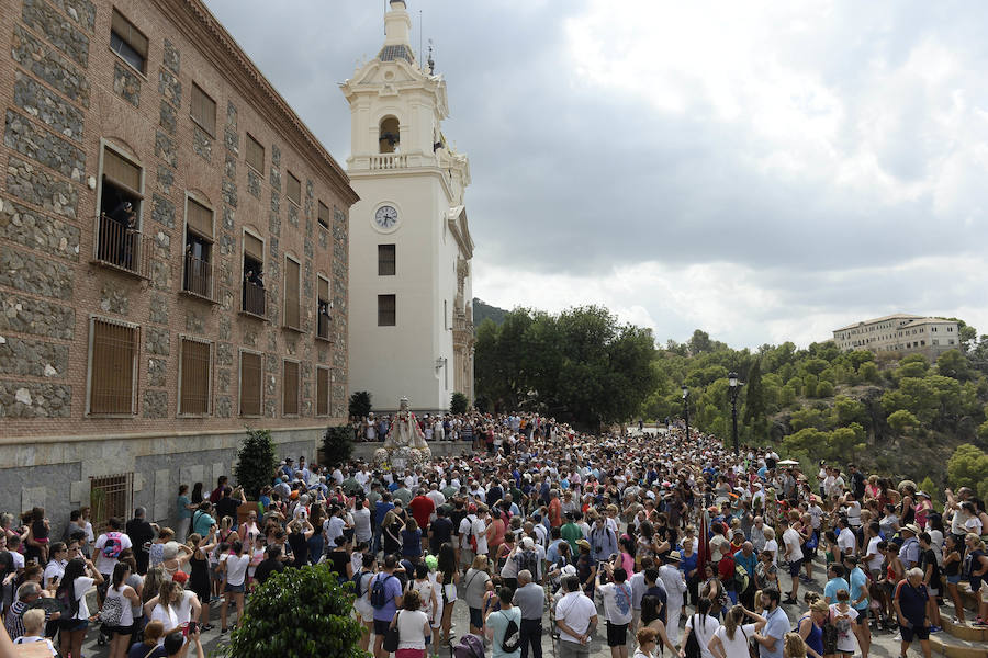 Durante el trayecto, la Patrona estuvo acompañada por cientos de murcianos desde la salida de su santuario hasta su llegada a la iglesia del Carmen