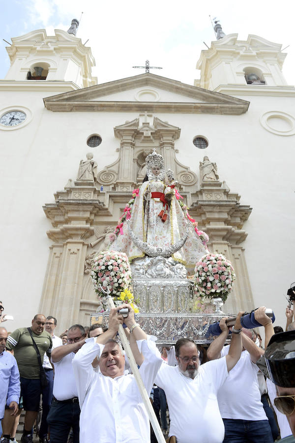 Durante el trayecto, la Patrona estuvo acompañada por cientos de murcianos desde la salida de su santuario hasta su llegada a la iglesia del Carmen