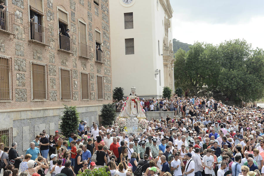 Durante el trayecto, la Patrona estuvo acompañada por cientos de murcianos desde la salida de su santuario hasta su llegada a la iglesia del Carmen