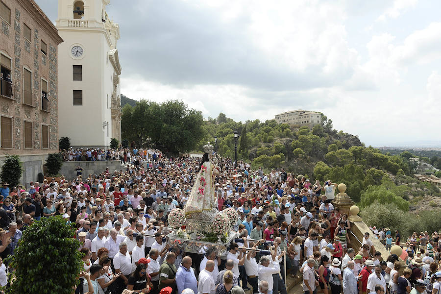 Durante el trayecto, la Patrona estuvo acompañada por cientos de murcianos desde la salida de su santuario hasta su llegada a la iglesia del Carmen