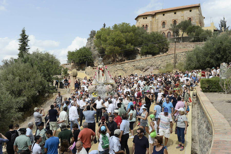 Durante el trayecto, la Patrona estuvo acompañada por cientos de murcianos desde la salida de su santuario hasta su llegada a la iglesia del Carmen