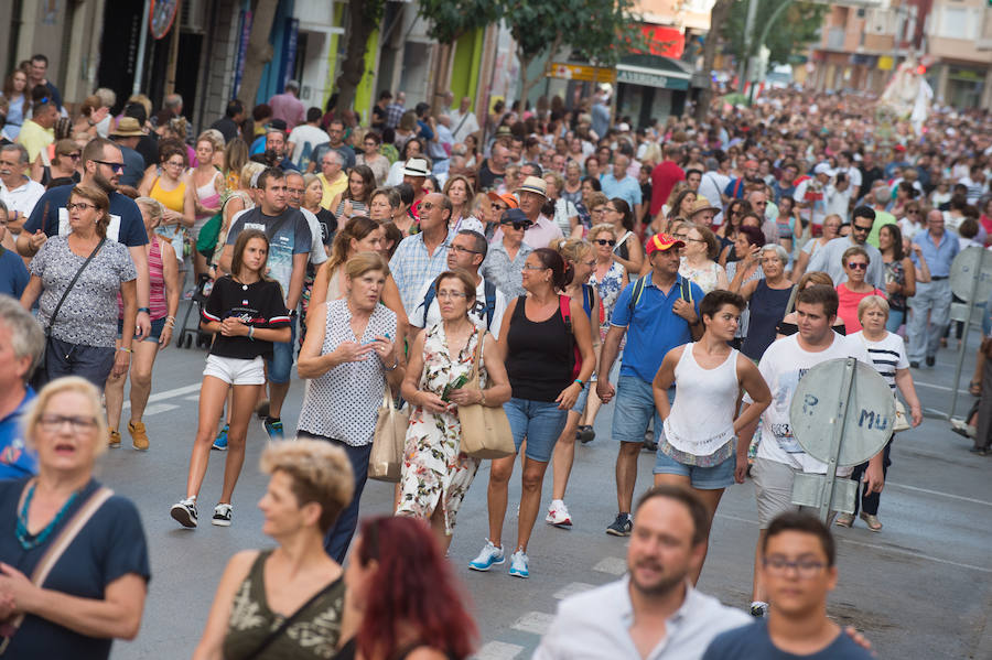 Durante el trayecto, la Patrona estuvo acompañada por cientos de murcianos desde la salida de su santuario hasta su llegada a la iglesia del Carmen