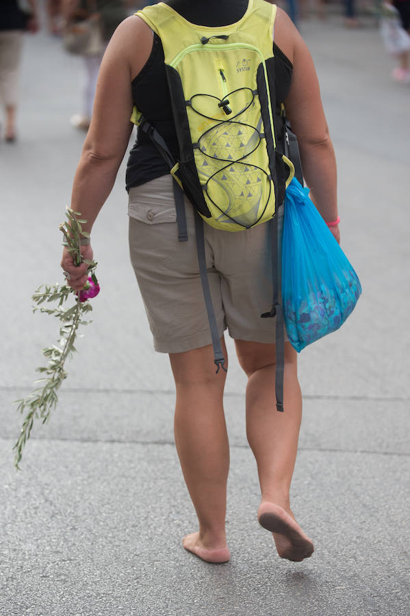 Durante el trayecto, la Patrona estuvo acompañada por cientos de murcianos desde la salida de su santuario hasta su llegada a la iglesia del Carmen