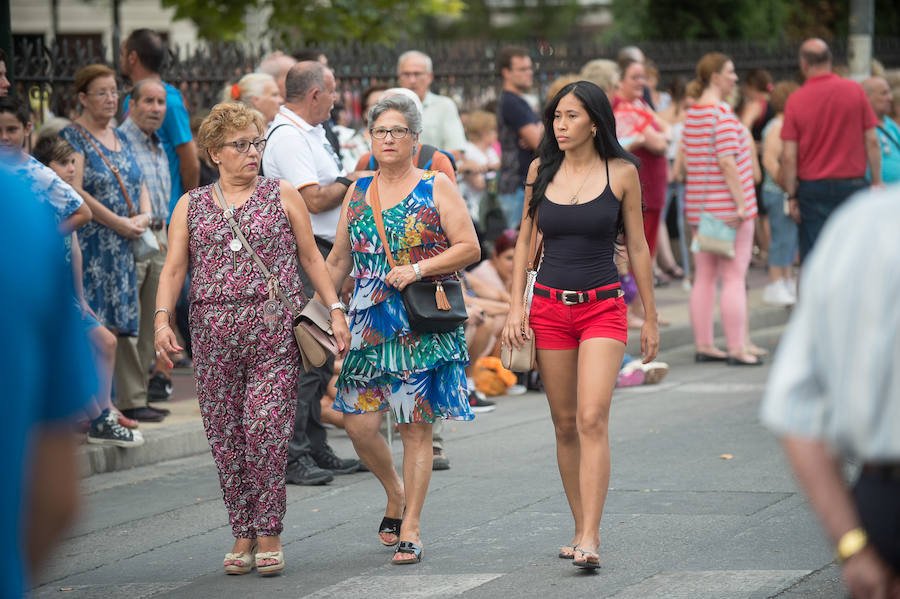 Durante el trayecto, la Patrona estuvo acompañada por cientos de murcianos desde la salida de su santuario hasta su llegada a la iglesia del Carmen