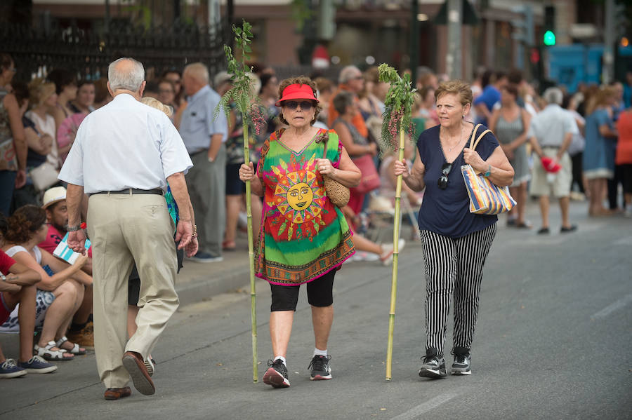 Durante el trayecto, la Patrona estuvo acompañada por cientos de murcianos desde la salida de su santuario hasta su llegada a la iglesia del Carmen