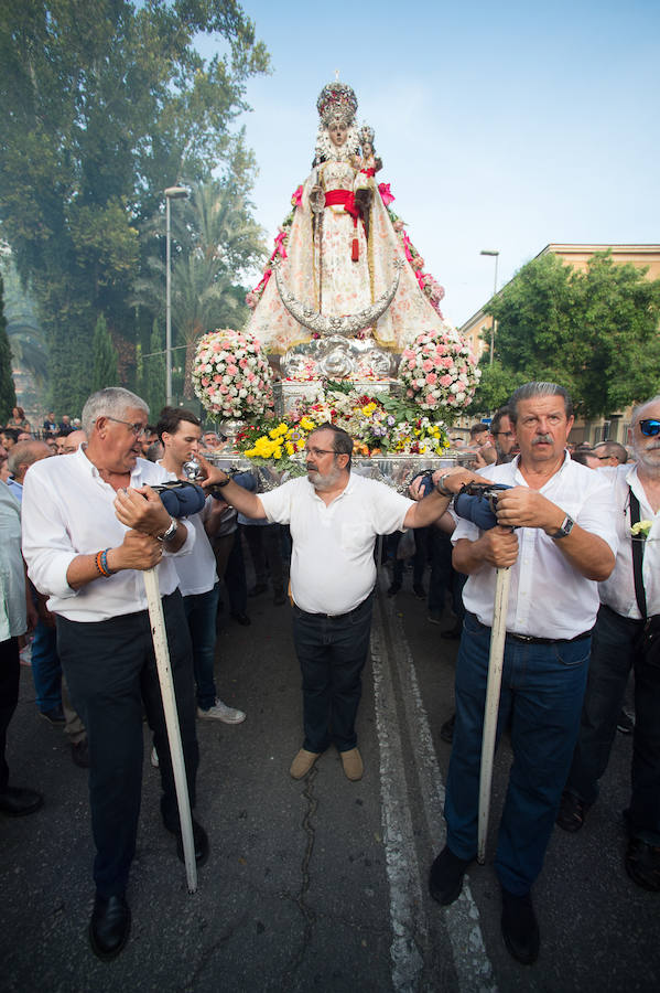 Durante el trayecto, la Patrona estuvo acompañada por cientos de murcianos desde la salida de su santuario hasta su llegada a la iglesia del Carmen