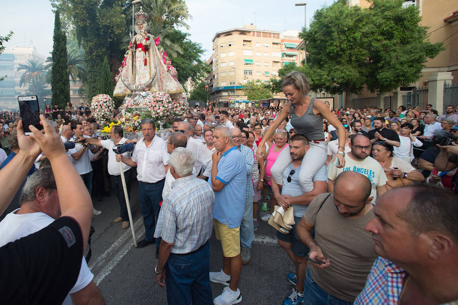 Durante el trayecto, la Patrona estuvo acompañada por cientos de murcianos desde la salida de su santuario hasta su llegada a la iglesia del Carmen