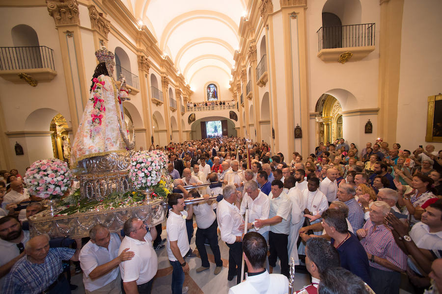 Durante el trayecto, la Patrona estuvo acompañada por cientos de murcianos desde la salida de su santuario hasta su llegada a la iglesia del Carmen