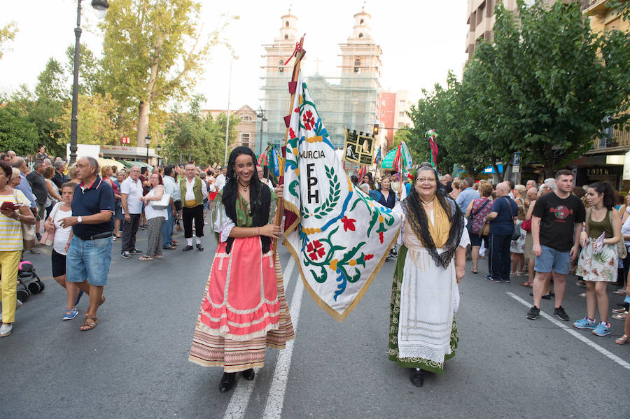 Durante el trayecto, la Patrona estuvo acompañada por cientos de murcianos desde la salida de su santuario hasta su llegada a la iglesia del Carmen