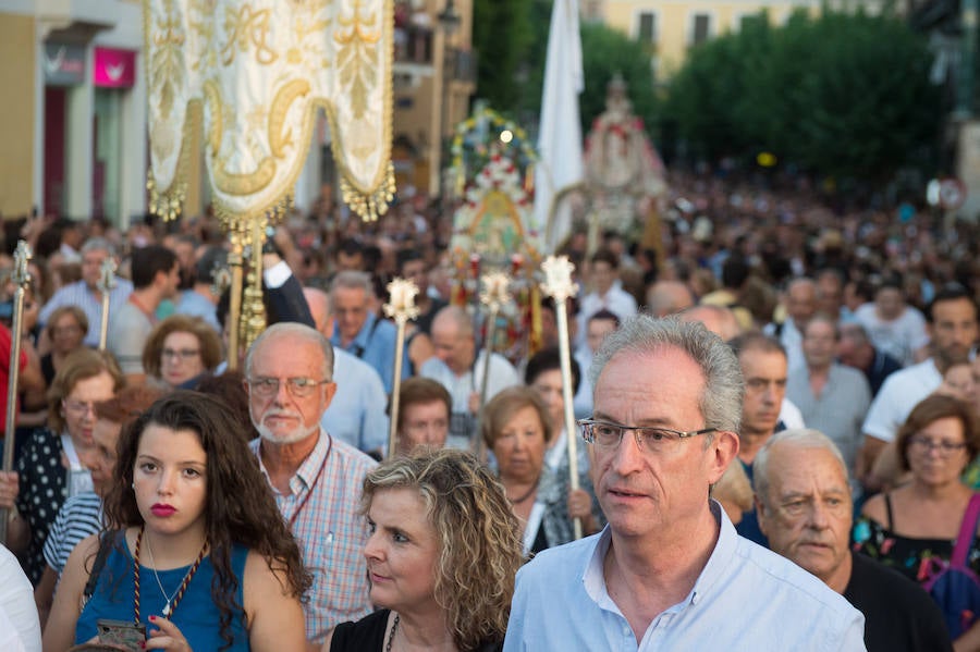 Durante el trayecto, la Patrona estuvo acompañada por cientos de murcianos desde la salida de su santuario hasta su llegada a la iglesia del Carmen
