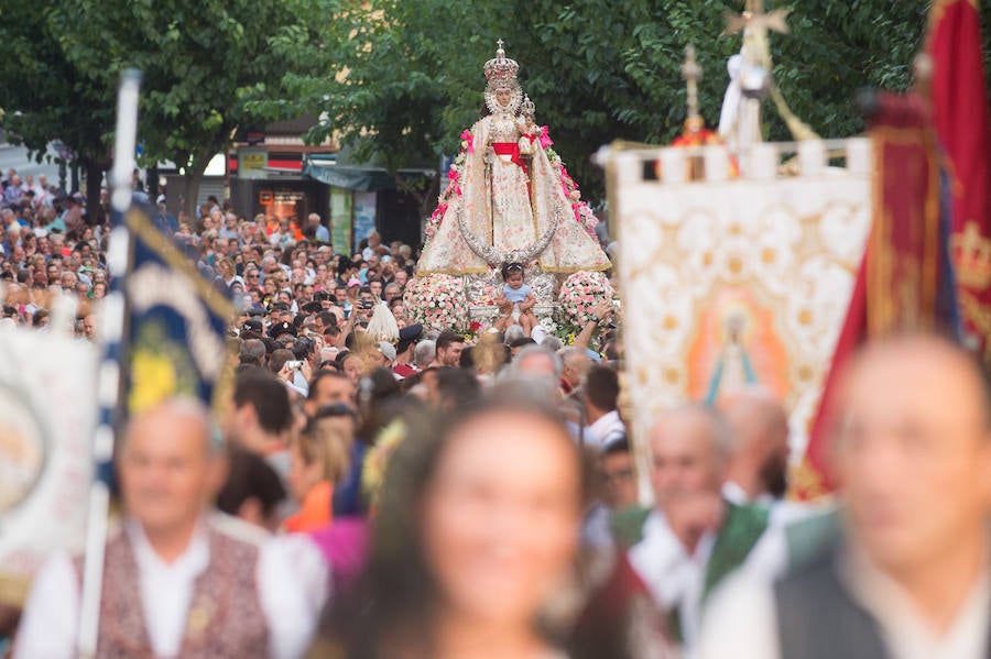 Durante el trayecto, la Patrona estuvo acompañada por cientos de murcianos desde la salida de su santuario hasta su llegada a la iglesia del Carmen
