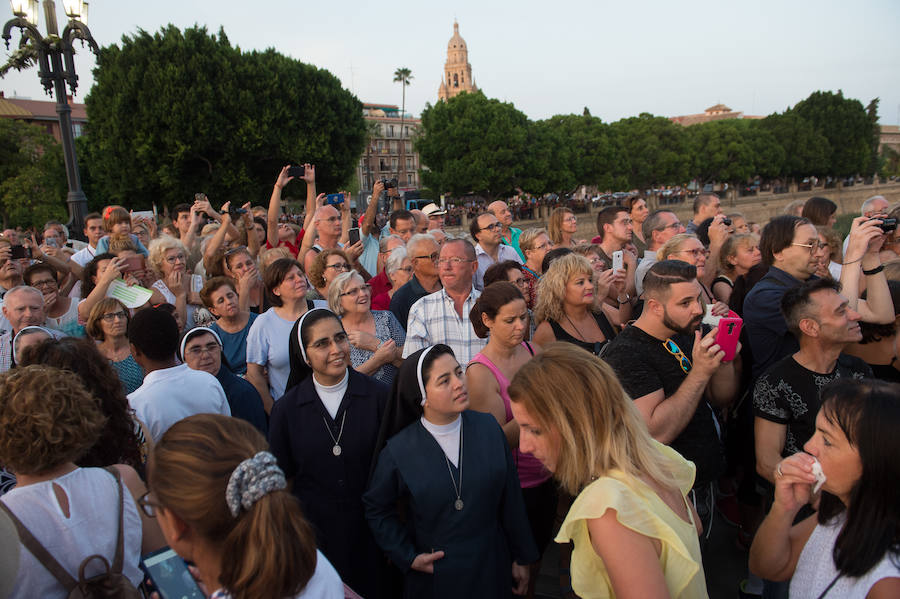 Durante el trayecto, la Patrona estuvo acompañada por cientos de murcianos desde la salida de su santuario hasta su llegada a la iglesia del Carmen