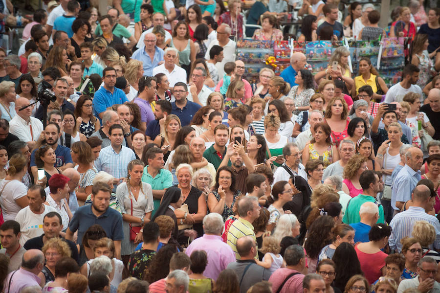 Durante el trayecto, la Patrona estuvo acompañada por cientos de murcianos desde la salida de su santuario hasta su llegada a la iglesia del Carmen