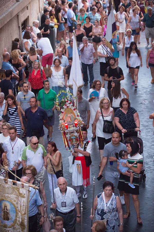 Durante el trayecto, la Patrona estuvo acompañada por cientos de murcianos desde la salida de su santuario hasta su llegada a la iglesia del Carmen