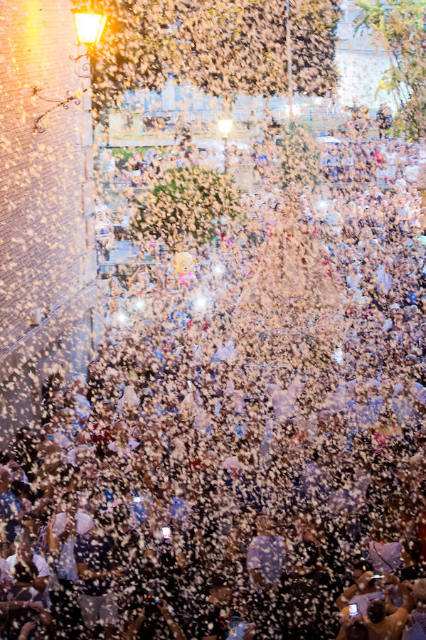 Durante el trayecto, la Patrona estuvo acompañada por cientos de murcianos desde la salida de su santuario hasta su llegada a la iglesia del Carmen