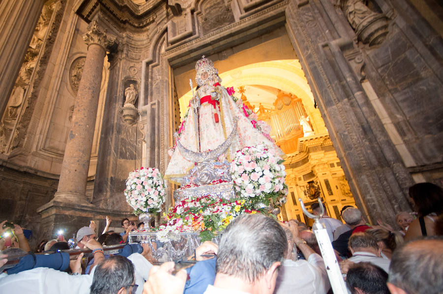 Durante el trayecto, la Patrona estuvo acompañada por cientos de murcianos desde la salida de su santuario hasta su llegada a la iglesia del Carmen
