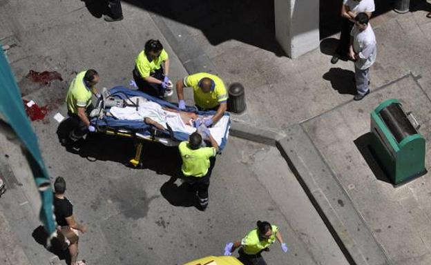 Efectivos sanitarios atienden a un obrero tras sufrir un accidente.