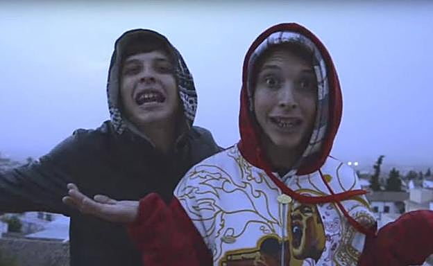 Los raperos granadinos, Ayax y Prok, en una escena de videoclip 'Polizzia'.