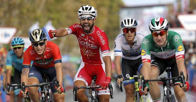Bouhanni celebra eufórico su triunfo de etapa, ayer, en San Javier. 