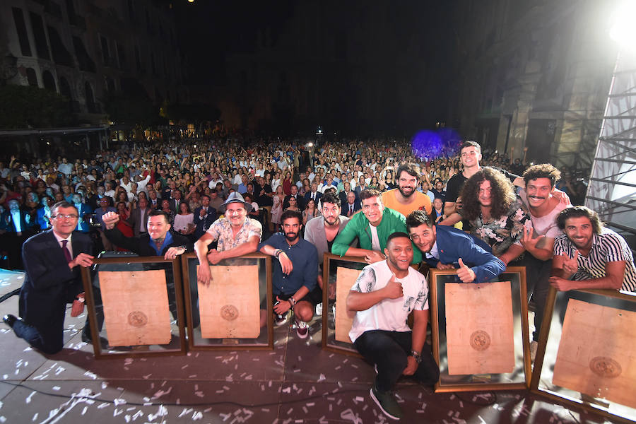 Más de 3.000 personas llenaron la plaza Belluga para ver a siete artistas murcianos dar el pistoletazo de salida oficial a las celebraciones