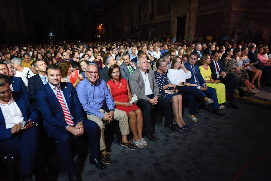 Más de 3.000 personas llenaron la plaza Belluga para ver a siete artistas murcianos dar el pistoletazo de salida oficial a las celebraciones
