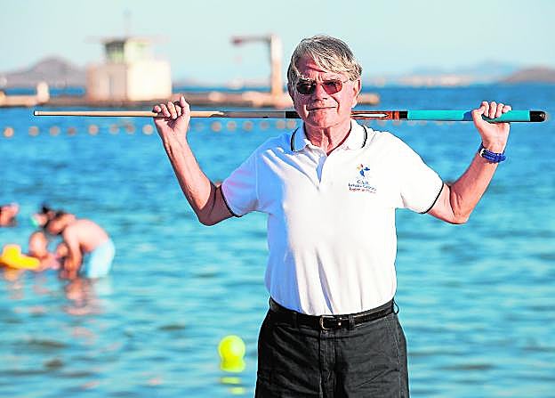 José María Quetglas, en la playa de Los Alcázares próxima al Centro de Alto Rendimiento Infanta Cristina. 