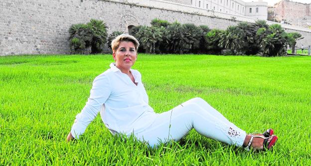 Noelia Arroyo, con el antiguo Hospital Militar de Marina de Cartagena, hoy convertido en Universidad Politécnica, al fondo. 