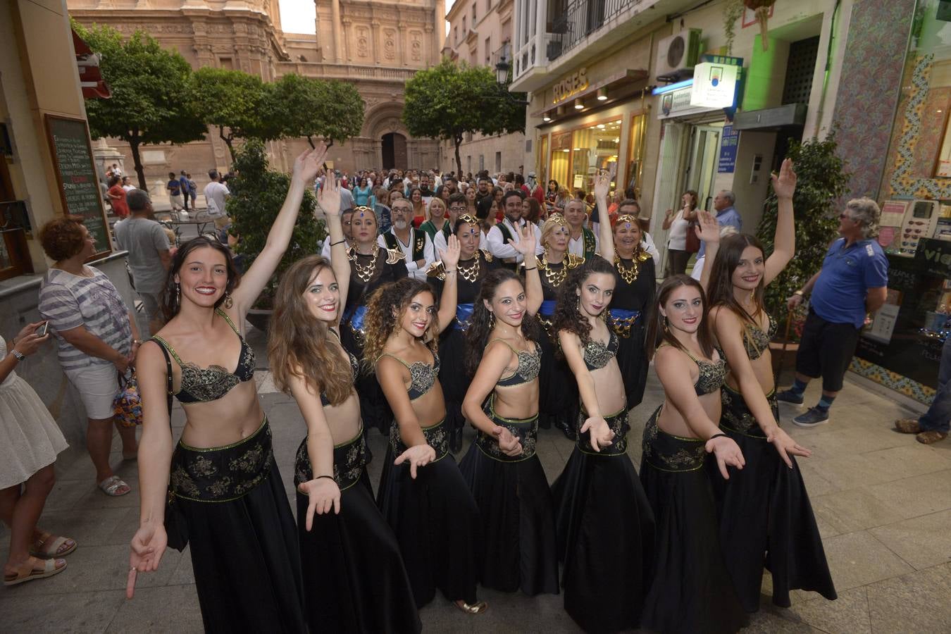 El pregonero Yayo Delgado ensalza en un Romea abarrotado de público la tradición de kábilas y mesnadas