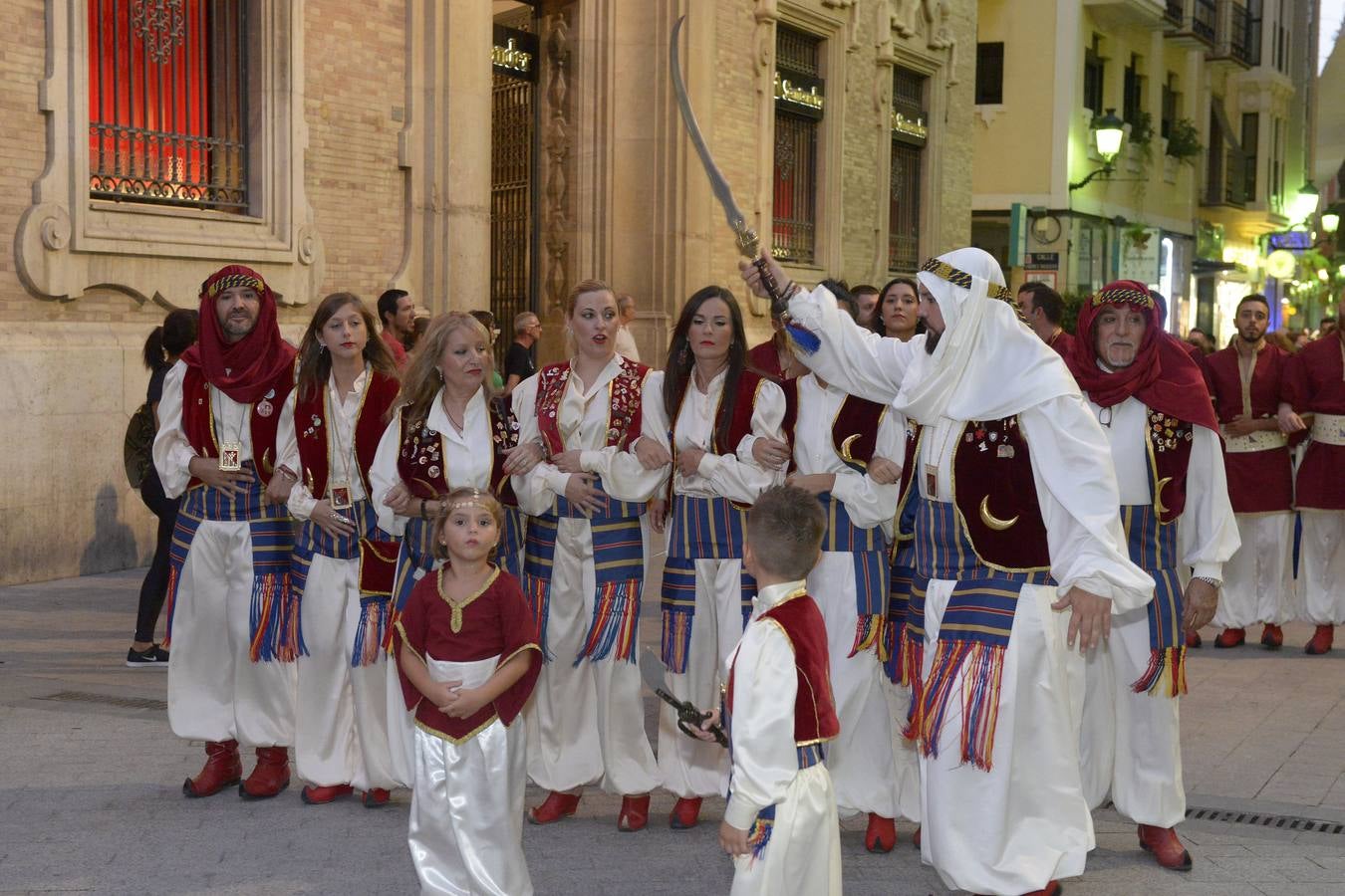 El pregonero Yayo Delgado ensalza en un Romea abarrotado de público la tradición de kábilas y mesnadas