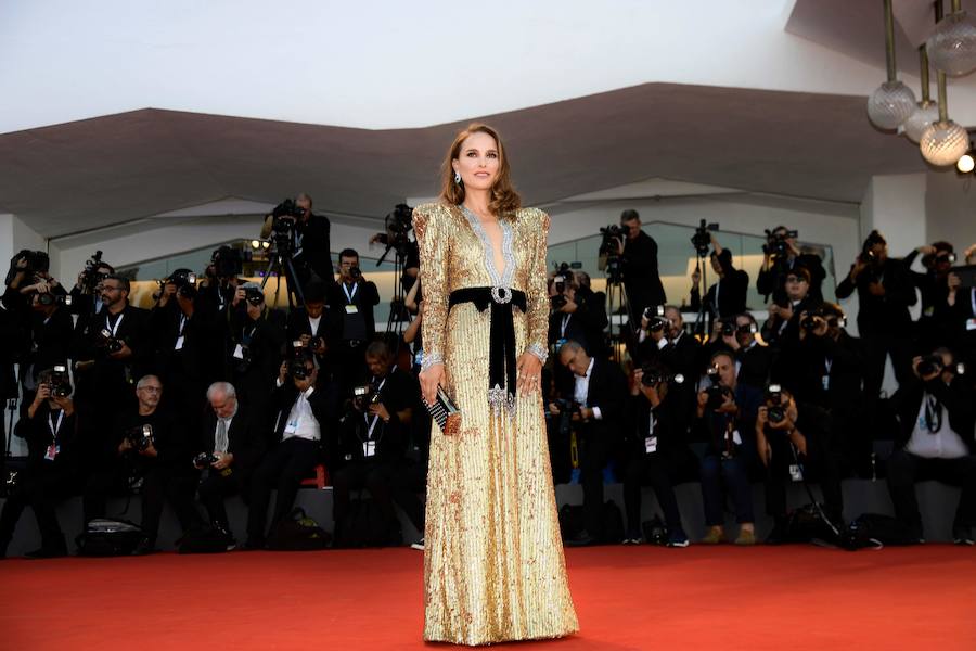 La actriz Natalie Portman sorprendió hoy en la alfombra roja de Venecia con un traje de lentejuelas en tono dorado, en un guiño al personaje que interpreta en «Vox Lux», la cinta firmada por Brady Corbet, que se estrenó en la Mostra y compite por el León de Oro.
