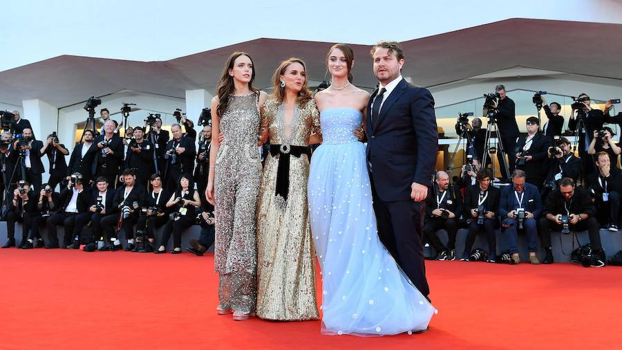 La actriz Natalie Portman sorprendió hoy en la alfombra roja de Venecia con un traje de lentejuelas en tono dorado, en un guiño al personaje que interpreta en «Vox Lux», la cinta firmada por Brady Corbet, que se estrenó en la Mostra y compite por el León de Oro.