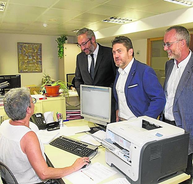 Martínez, Sánchez y Domingo Segado (PP) registran la ley.