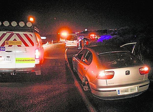Uno de los coches afectados por el accidente en la autovía.