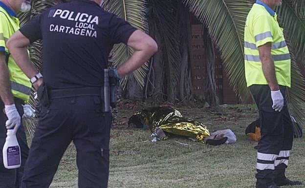 Miembros del servicio de emergencias junto al cuerpo del hombre. 