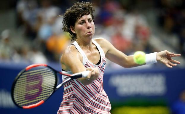 Carla Suárez golpea la pelota. 