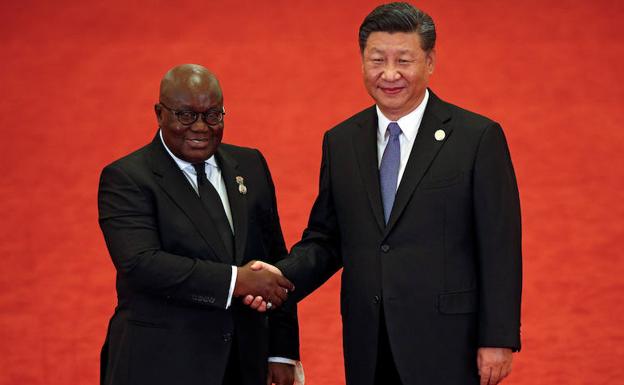 El presidente de Ghana, Nana Akufo-Addo (i), saluda al presidente chino, Xi Jinping. 