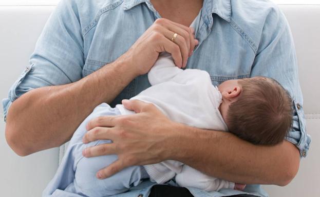 El PSRM propone igualar los permisos de paternidad y maternidad a los funcionarios