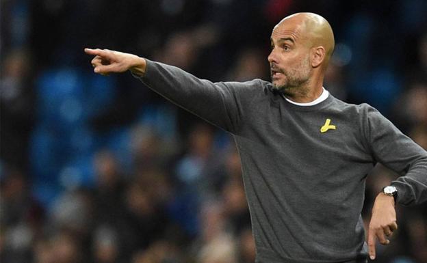 Pep Guardiola, con un lazo amarillo. 