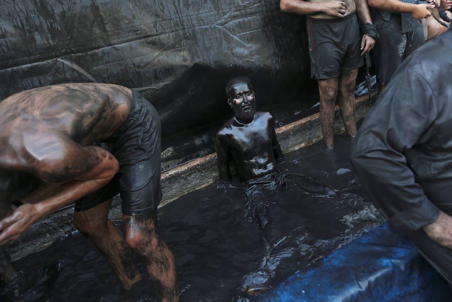 Miles de personas celebran en Baza (Granada) la centenaria fiesta del Cascamorras, declarada de Interés Turístico Internacional desde el 2013. Han impedido con miles de kilos de pintura negra que el enviado del vecino municipio de Guadix venza al llegar limpio a la iglesia de la Merced