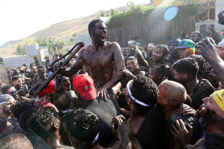 Miles de personas celebran en Baza (Granada) la centenaria fiesta del Cascamorras, declarada de Interés Turístico Internacional desde el 2013. Han impedido con miles de kilos de pintura negra que el enviado del vecino municipio de Guadix venza al llegar limpio a la iglesia de la Merced