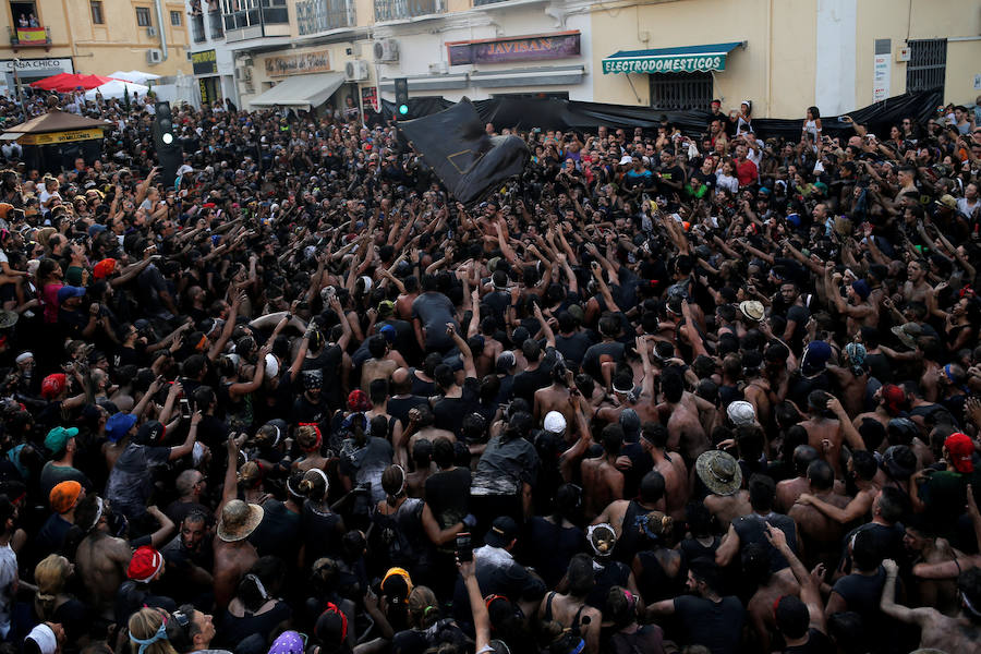 Miles de personas celebran en Baza (Granada) la centenaria fiesta del Cascamorras, declarada de Interés Turístico Internacional desde el 2013. Han impedido con miles de kilos de pintura negra que el enviado del vecino municipio de Guadix venza al llegar limpio a la iglesia de la Merced