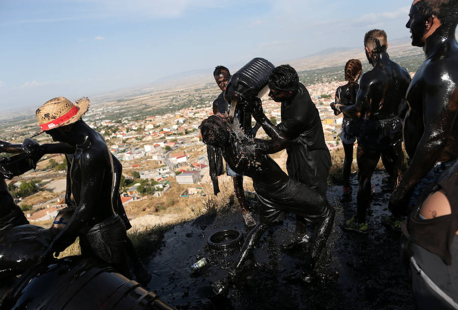 Miles de personas celebran en Baza (Granada) la centenaria fiesta del Cascamorras, declarada de Interés Turístico Internacional desde el 2013. Han impedido con miles de kilos de pintura negra que el enviado del vecino municipio de Guadix venza al llegar limpio a la iglesia de la Merced