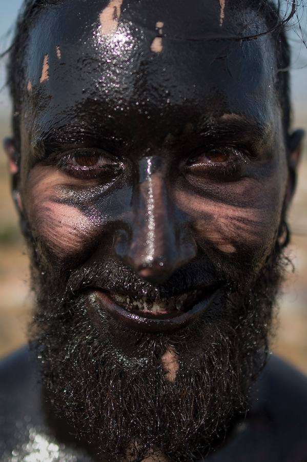 Miles de personas celebran en Baza (Granada) la centenaria fiesta del Cascamorras, declarada de Interés Turístico Internacional desde el 2013. Han impedido con miles de kilos de pintura negra que el enviado del vecino municipio de Guadix venza al llegar limpio a la iglesia de la Merced