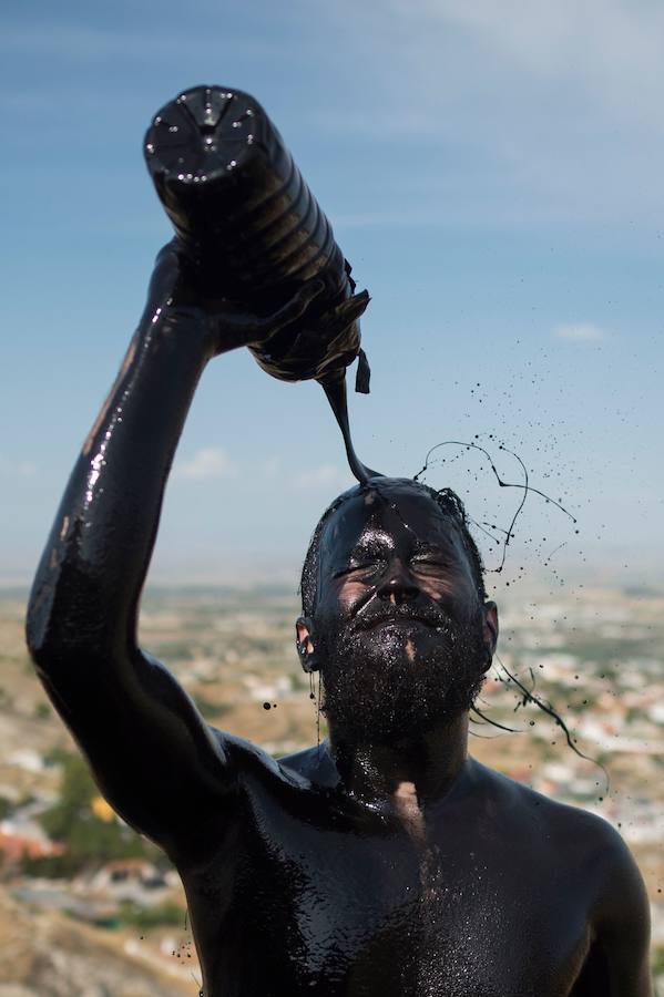 Miles de personas celebran en Baza (Granada) la centenaria fiesta del Cascamorras, declarada de Interés Turístico Internacional desde el 2013. Han impedido con miles de kilos de pintura negra que el enviado del vecino municipio de Guadix venza al llegar limpio a la iglesia de la Merced