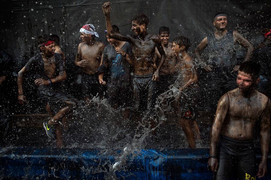 Miles de personas celebran en Baza (Granada) la centenaria fiesta del Cascamorras, declarada de Interés Turístico Internacional desde el 2013. Han impedido con miles de kilos de pintura negra que el enviado del vecino municipio de Guadix venza al llegar limpio a la iglesia de la Merced