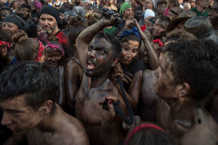 Miles de personas celebran en Baza (Granada) la centenaria fiesta del Cascamorras, declarada de Interés Turístico Internacional desde el 2013. Han impedido con miles de kilos de pintura negra que el enviado del vecino municipio de Guadix venza al llegar limpio a la iglesia de la Merced