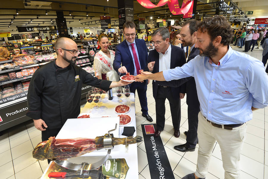 El consejero de Agua, Agricultura, Ganadería y Pesca, Miguel Ángel del Amor, ha inaugurado este jueves esta muestra organizada por Carrefour