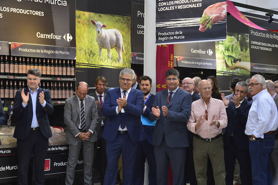 El consejero de Agua, Agricultura, Ganadería y Pesca, Miguel Ángel del Amor, ha inaugurado este jueves esta muestra organizada por Carrefour