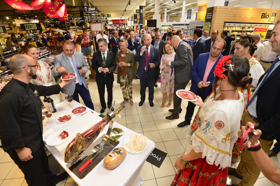 El consejero de Agua, Agricultura, Ganadería y Pesca, Miguel Ángel del Amor, ha inaugurado este jueves esta muestra organizada por Carrefour