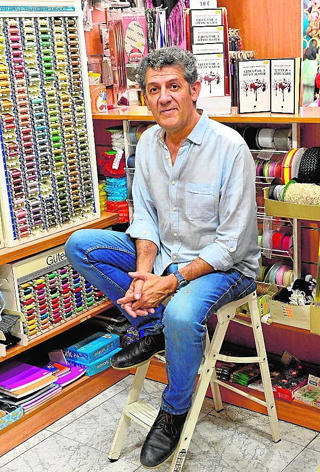 Paco López Mengual (Molina, 1962), ayer, en la mercería Las Marujas, donde atiende. 